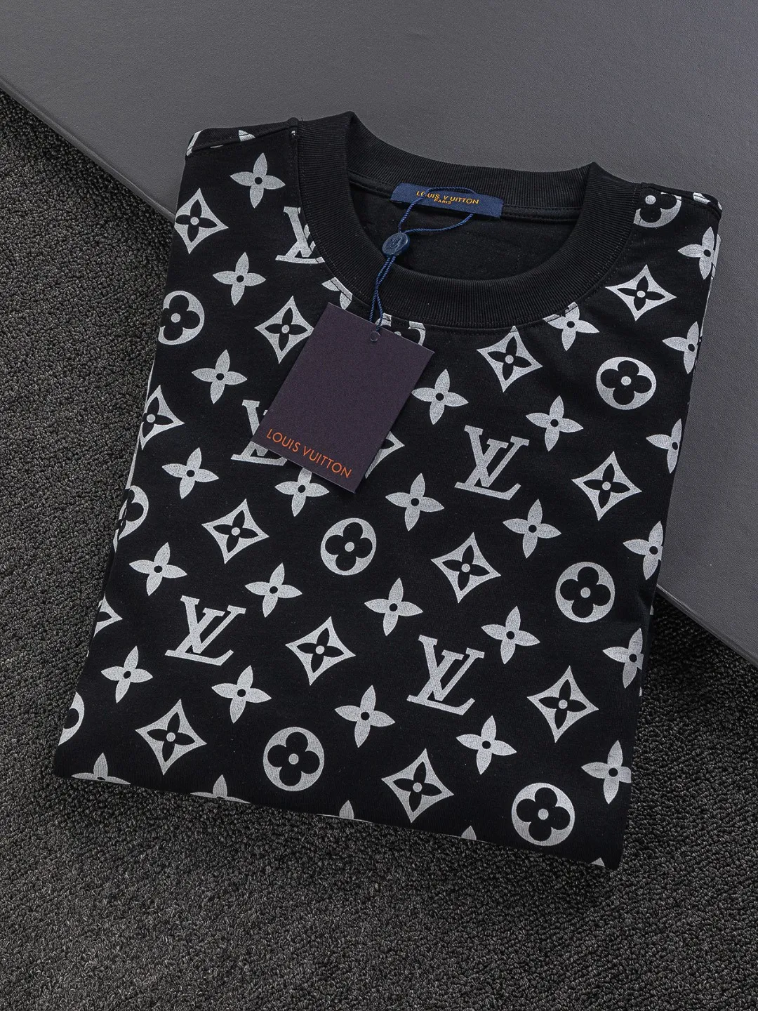 🅿️210 Louis Vuitton Louis Vuitton 1V slightly wide version S-XL 25SS LV new product counter catwalk model, burning clouds all over the print, round neck print, same style for men and women! Short-sleeves are not the same as the general public, but must be unique and eye-catching. This LV short-sleeves is all about quality, comfort, consistent style, fashion, including fabrics and cutting techniques, all of which have been made with great effort! 320 grams of washed pure cotton fabric, pure cotton is breathable, very refreshing and comfortable for daily wear. The rib knitting on the neckline is smooth and tight, and the neckline will not be skewed if you toss it at will. The loose version, you will find that it looks really good on the upper body. The overall is minimalist and neat, super versatile for daily use! Pair it casually with a pair of pants for a youthful look. A T-shirt will make your outfit crazy. It is a fashionable item that can never go wrong! Color: Black White Size: S-XL Size chart: S: Shoulder width 50-Bust 54-Length 70 M: Shoulder width 52-Bust 56.5-Length 72 L: Shoulder width 54-Bust 59-Length 74 XL: Shoulder width 56-Bust 61.5-Length 76